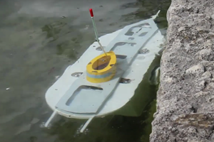 Das fernsteuerbare Modell U-Boot 'SubMarine' taucht statisch ab und wieder auf